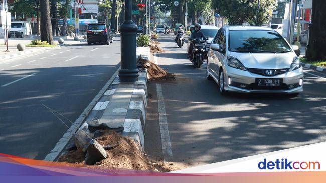 Sejumlah Pot  Bunga  di Jalan Dago Bandung  Dirusak Oknum Pendemo