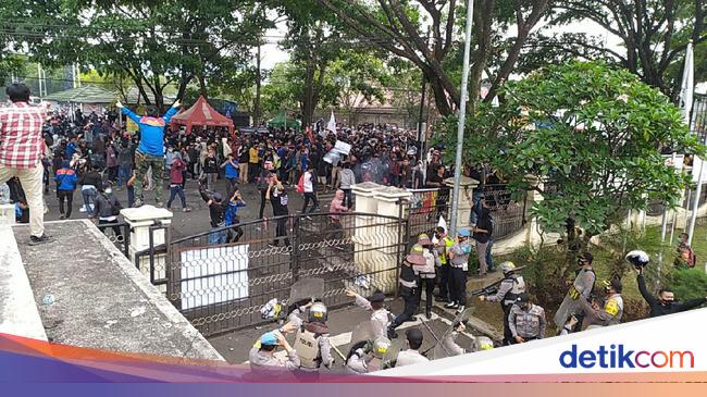 Dipicu Perusakan Mobil Polisi, Demo Omnibus Law di Cianjur ...