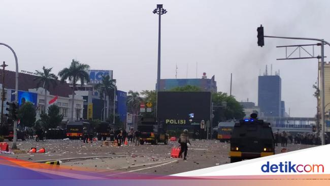 Lagi Naik Motor Ada Gas Air Mata Jangan Banyak Mikir 