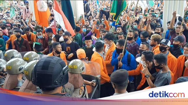 Demo Omnibus Law Di Dprd Jambi Juga Ricuh Massa Lempar Batu