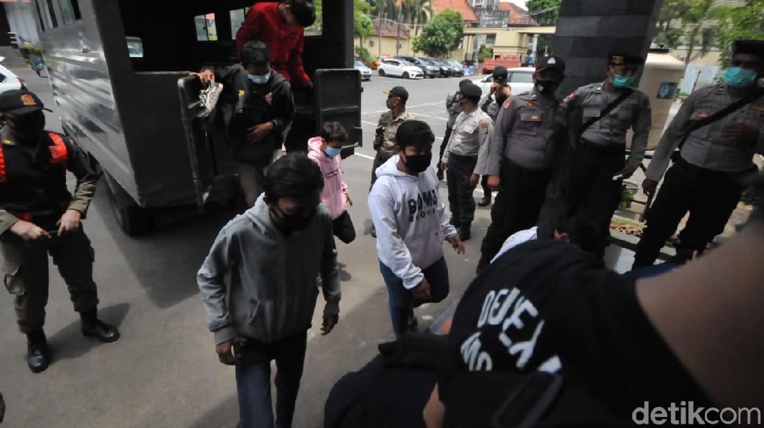 Hendak Susupi Demo Omnibus Law Di Surabaya, Ratusan Pelajar SMA Diamankan