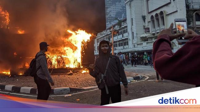 Massa Ricuh Rusak Fasilitas Umum Polisi Itu Perusuh Kita Selidiki Massa Ricuh Rusak Fasilitas Umum Polisi Itu Perusuh Kita Selidiki