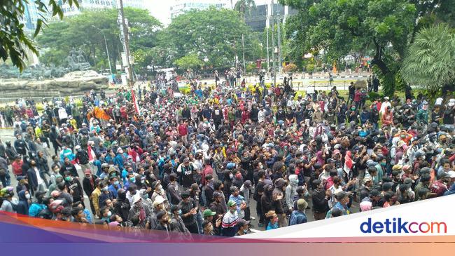 Massa Mahasiswa Demo Uu Cipta Kerja Di Patung Kuda Terus Berdatangan