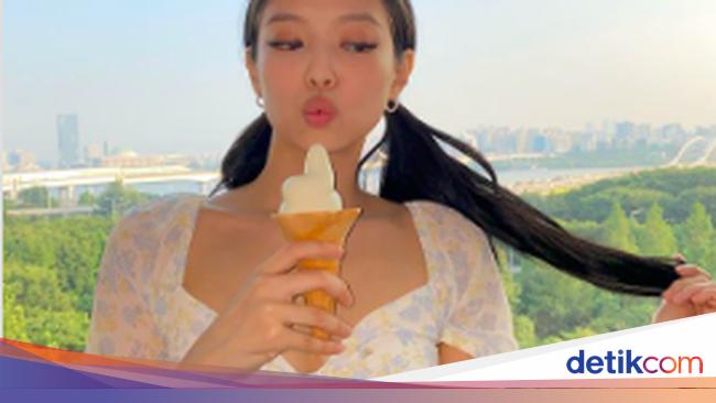 Gaya Cute Jennie BLACKPINK Saat Makan Es Krim Gaya Cute Jennie BLACKPINK Saat Makan Es Krim