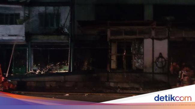 4 Hours Burned, Flames at Grand Theater Senen were successfully extinguished