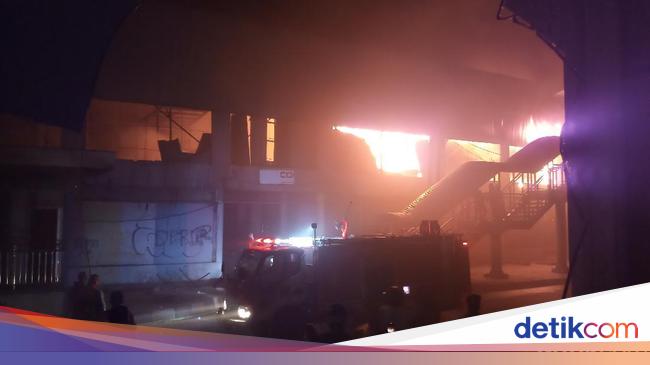 Once extinguished, the fire at the Grand Theater Senen cinema grows again