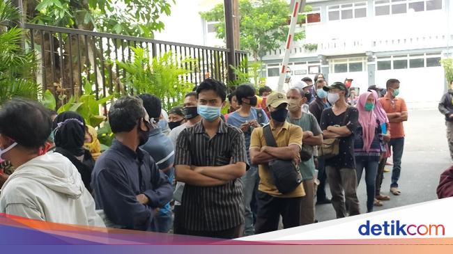 Puluhan Orang  Tua  Jemput Anaknya yang  Ditahan di 