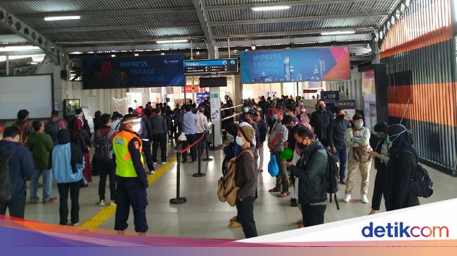 Dki Kembali Psbb Transisi Begini Suasana Penumpang Krl Di Stasiun Bogor
