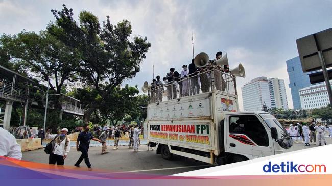 Massa Demo Tiba di Patung Kuda, Jalan Medan Merdeka Barat Arah Istana