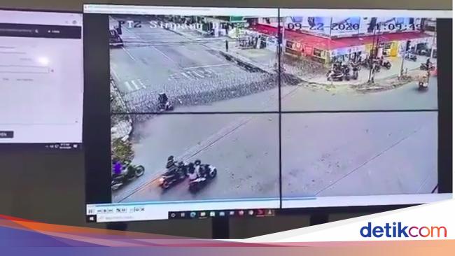 Kasihan, Ukhti Boncengan Motor Tabrak dan Nyangkut di ...