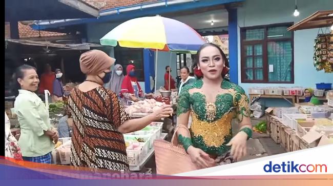 Nyentrik Banget Belanja ke Pasar Pakai Kebaya dan Sanggul Nyentrik Banget Belanja ke Pasar Pakai Kebaya dan Sanggul