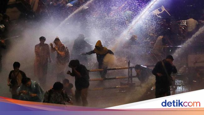 polisi-thailand-bentrok-dengan-demonstran-55-orang-terluka