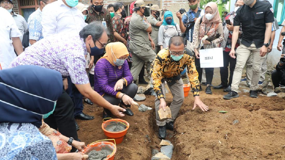 Kemnaker-Kemendes Kolaborasi Bangun 1.000 Sanitasi Dan MCK Di Desa