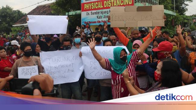 Warga Jombang Demo Tuntut 2 Perangkat Desa Yang Berzina Dicopot