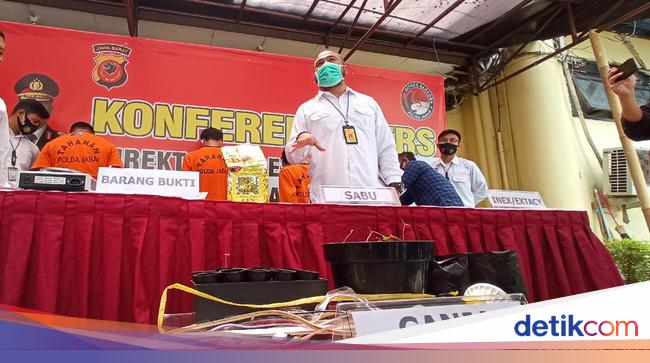 Tanam Bibit Ganja Asal Amerika Pria di Bandung Ditangkap Tanam Bibit Ganja Asal Amerika Pria di Bandung Ditangkap