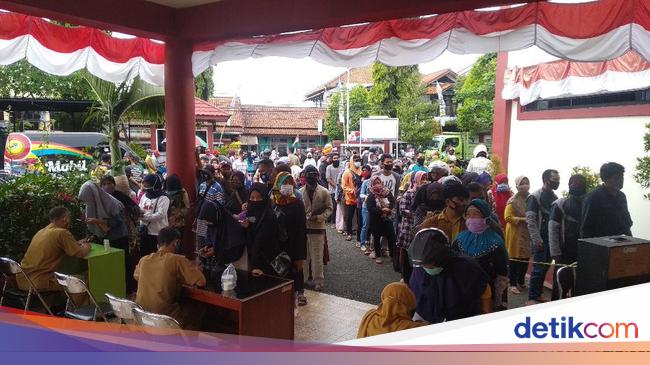 Daftar BPUM, Ratusan Warga Datangi Kantor Diskopdagperin ...