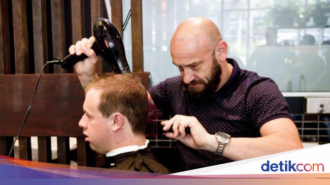 Warga Melbourne Akhirnya Bisa Keluar Rumah Untuk Potong Rambut Warga Melbourne Akhirnya Bisa Keluar Rumah Untuk Potong Rambut