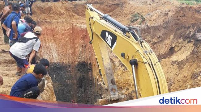 Momen Evakuasi Korban Longsor di Tambang Batu Bara Muara Momen Evakuasi Korban Longsor di Tambang Batu Bara Muara