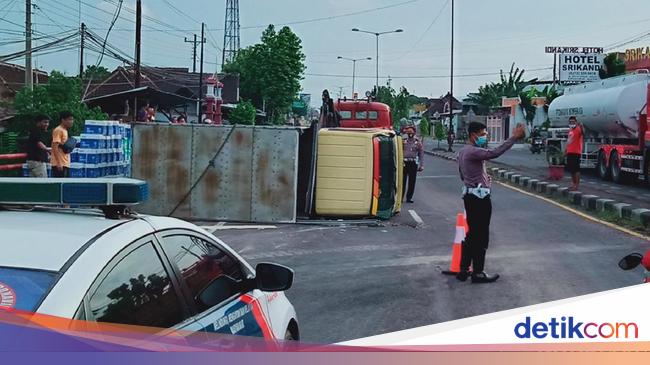 Truk Muatan Kertas  Terguling di  Jalan Yogya Solo 