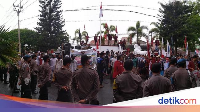 Peringatan Hari Santri Diwarnai Aksi Demo Turunkan Ketua ...