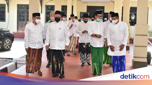 ASN Pemkab Lamongan Pakai Sarung dan Busana  Muslim  di Hari  ASN Pemkab Lamongan Pakai Sarung dan Busana  Muslim  di Hari
