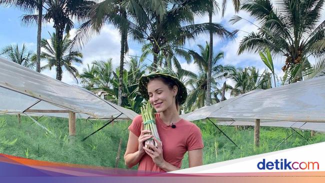 Mba Tina Model Bule Cantik  yang Hobi Masak dan  Berkebun  Mba Tina Model Bule Cantik  yang Hobi Masak dan  Berkebun