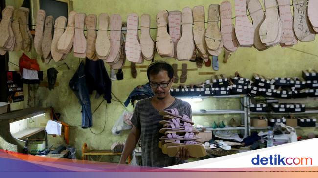 Foto Produksi Sandal Rumahan yang Banjir Pesanan Foto Produksi Sandal Rumahan yang Banjir Pesanan