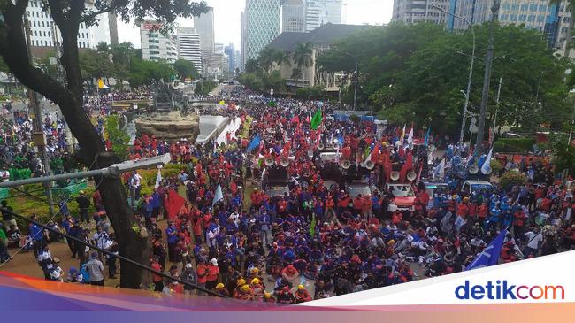 Adding to the crowd, the appearance of a mass of workers at the Monas horse statue at 15.30 WIB