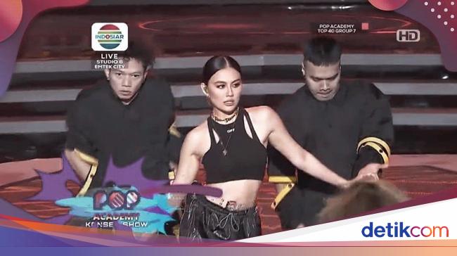 Gaya Seksi Agnez Mo Pakai Anting Bhinneka Tunggal Ika