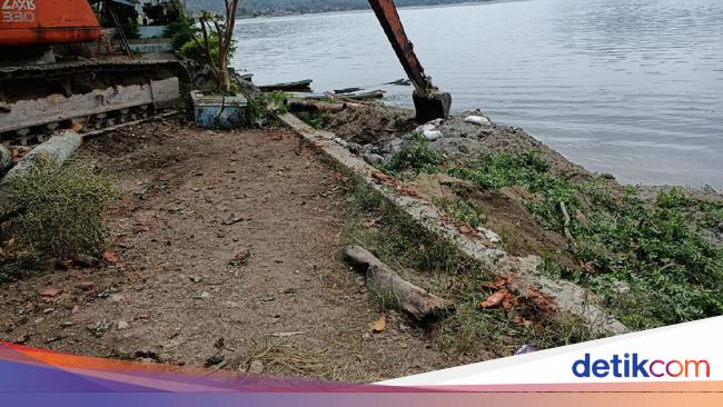 proses-pengangkutan-bangkai-ikan-dari-da