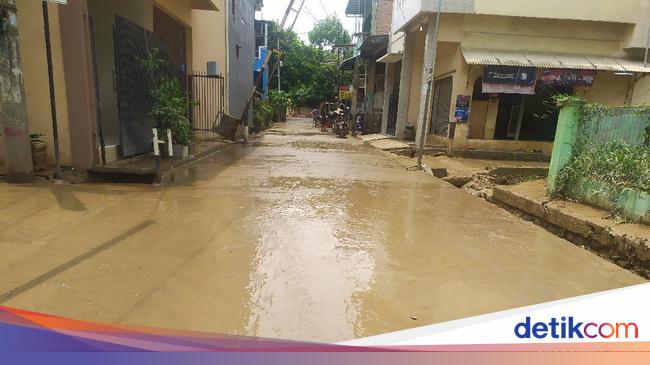Banjir di Pondok Gede Permai Bekasi Surut Warga Mulai Banjir di Pondok Gede Permai Bekasi Surut Warga Mulai