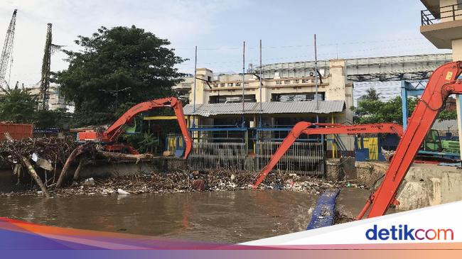 Pintu Air Manggarai Siaga 3 Ekskavator Dikerahkan Angkat 