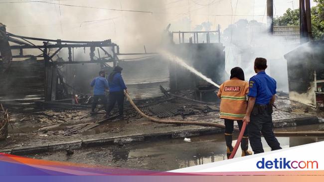 8 Kios Penjual Nasi Bengkel di Cianjur Ludes Terbakar 8 Kios Penjual Nasi Bengkel di Cianjur Ludes Terbakar