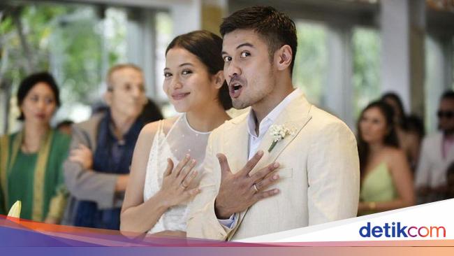7 Foto Artis Indonesia yang Menikah dengan Idolanya, Beruntung Banget!