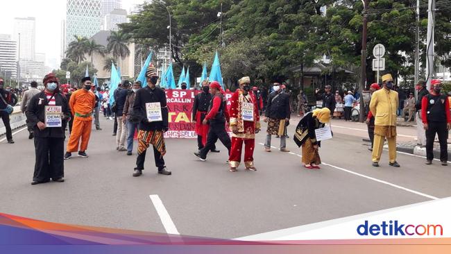 Hari Sumpah Pemuda Massa Tolak Omnibus Law di Patung Kuda Hari Sumpah Pemuda Massa Tolak Omnibus Law di Patung Kuda