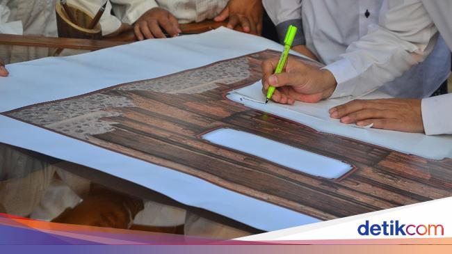 seniman-kaligrafi-menulis-ulang-musyaf-al-quran-dengan-tangan