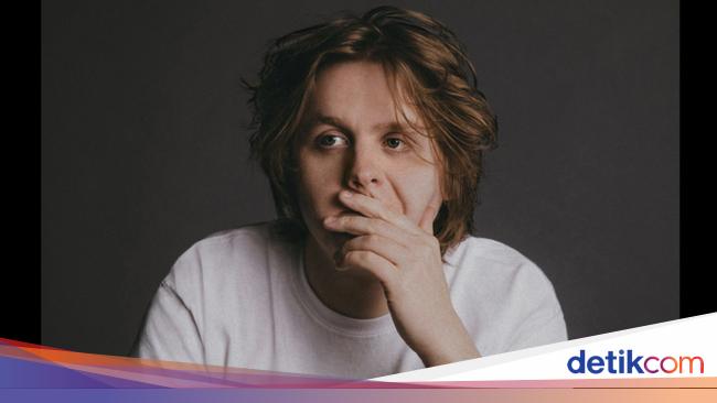 10-fans-terpilih-ikuti-meet-amp-greet-lewis-capaldi-bersama-oppo-reno4-pro