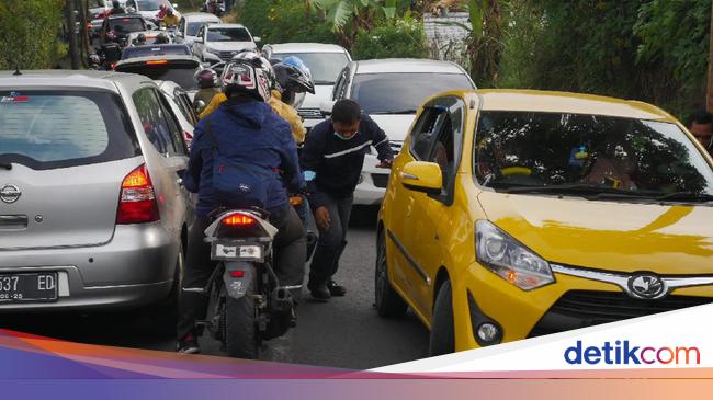 Nyetir Mobil Matic di Tanjakan Macet, Ini Tips Amannya