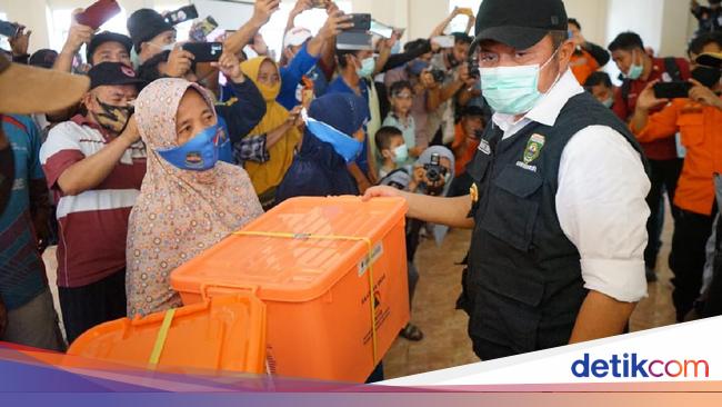 Gubernur HD  Janjikan Bangun Kembali Rumah Korban Banjir 