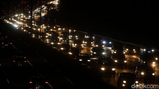 Lalin Tol Cikampek Arah Jakarta Macet di Sejumlah Titik Malam Ini