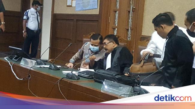 Pakai Baju Batik Irjen Napoleon Jalani Sidang Dakwaan Pakai Baju Batik Irjen Napoleon Jalani Sidang Dakwaan