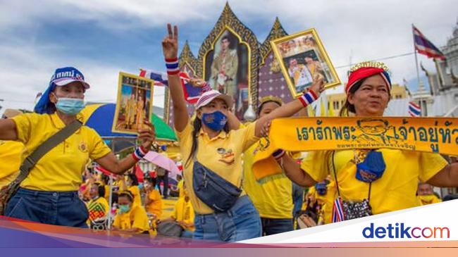 raja-dan-ratu-thailand-temui-para-pendukungnya-di-jalanan-bangkok