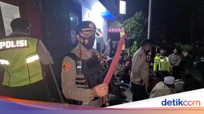 After the mass organizations, the Sukabumi Police Secure Hundreds of People Confiscating Sharp Weapons