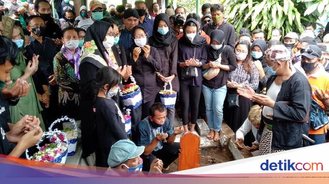 Atmosphere of Ki Seno Funeral Home, Wayang Bima and Bagong Also Buried