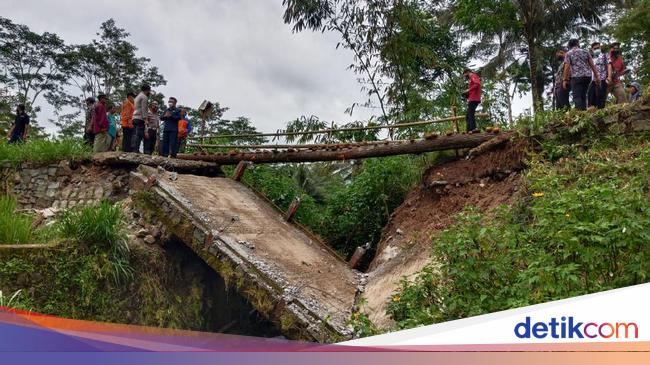 Tersapu Banjir, Jembatan Antardesa di Trenggalek Putus
