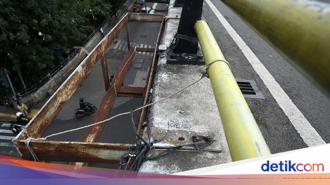Pot Bunga di Flyover Pasar Rebo Tidak Terawat Pot Bunga di Flyover Pasar Rebo Tidak Terawat