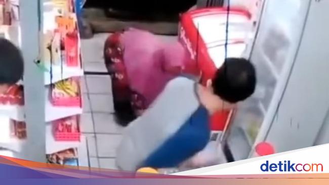 Viral Video Balita Terjungkal Ditendang Penjaga Toko di Viral Video Balita Terjungkal Ditendang Penjaga Toko di