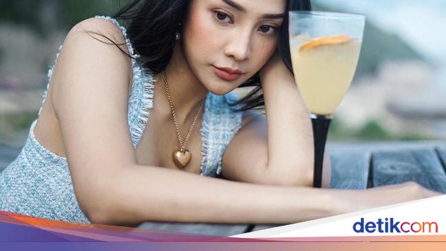 Pose Seksi Anya Geraldine Saat Nongkrong Di Kafe Instagenik