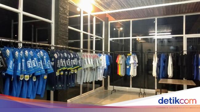 Cerita Bobotoh Kuningan Wujudkan Mimpinya Buka Toko Merchandise Resmi
