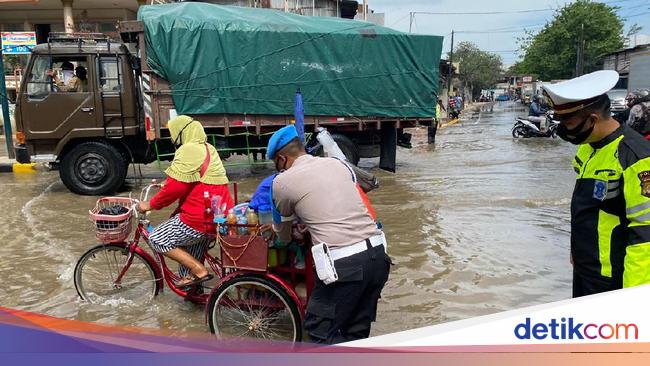 Banjir Rob di Muara BaruSunda Kelapa, Polisi Turun Tangan Bantu Warga